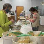 在食物银行分拣食物