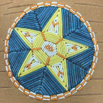 用桦树皮上的羽毛笔做成的星形图案