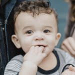 男孩蹒跚学步的微笑