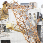 倒塌的橙色建筑起重机