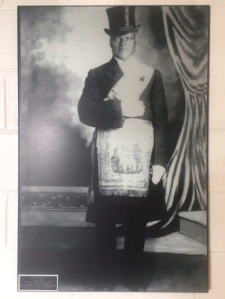 黑白工作室照片的黑人男子在正式的晨礼服，白色手套，腰带，和礼帽。