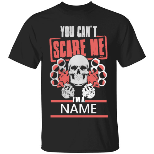 非常丑的t恤，上面有一个骷髅头和两个骷髅拳头。它说