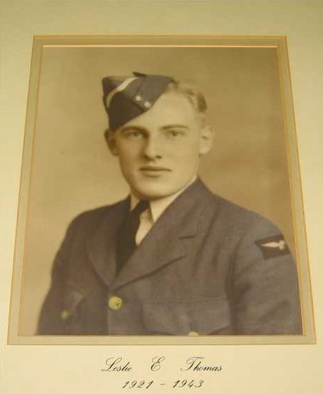 一个穿着军装的白人青年的黑白老照片。