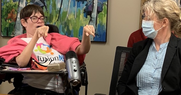 两个女人并排坐着参加面试。