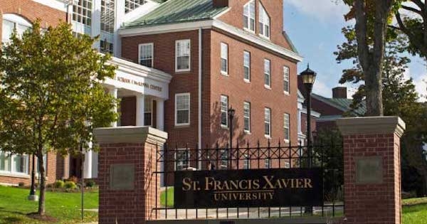 一座砖砌的建筑，前面有一块牌子