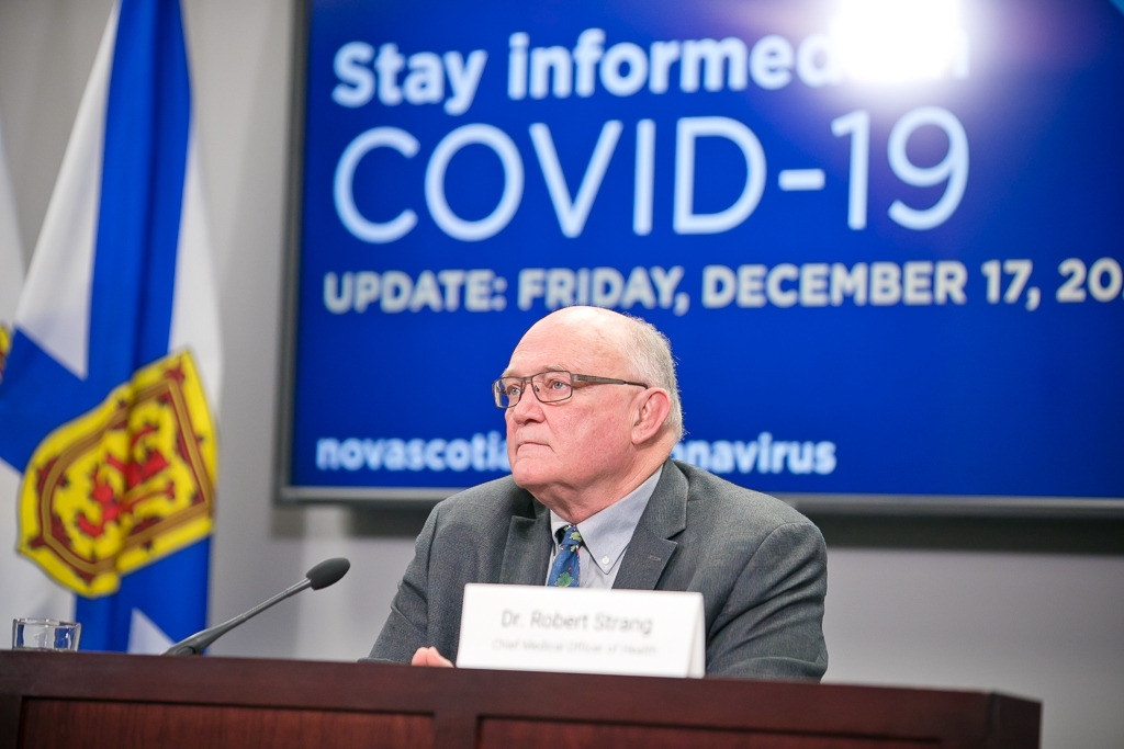 一个坐在办公桌前的男人