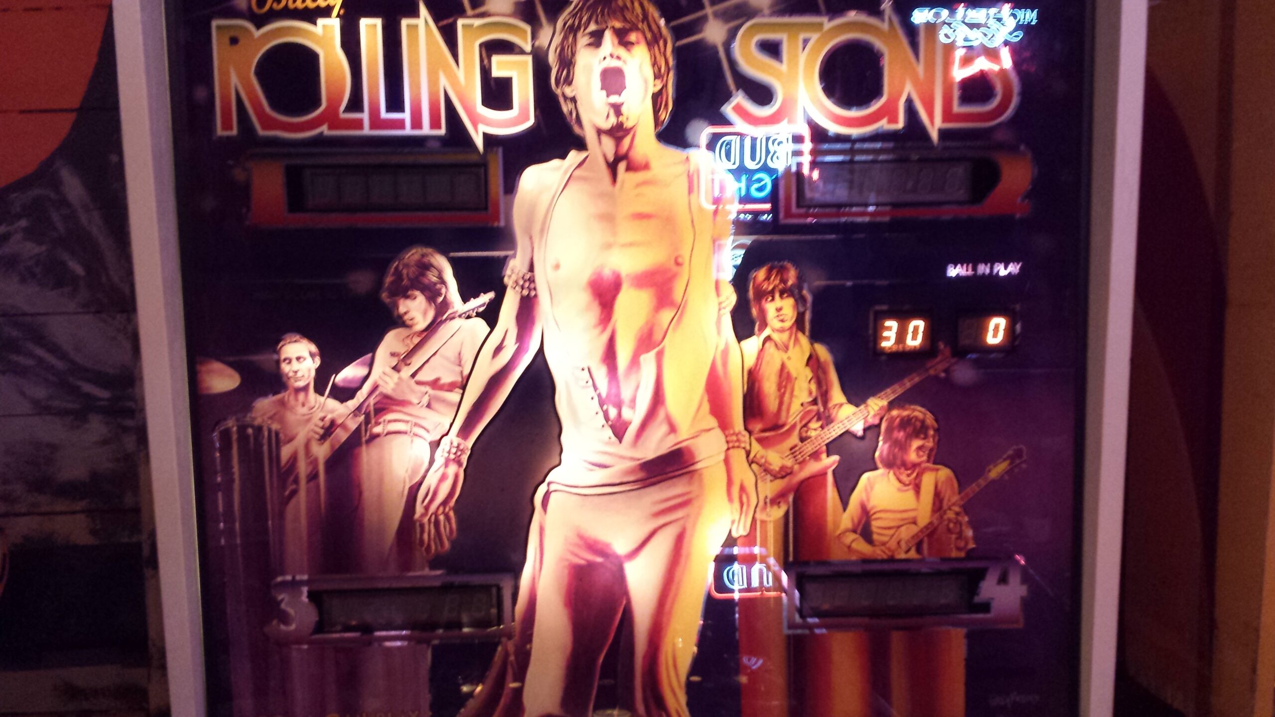 米克·贾格尔(Mick Jagger)穿着极紧的裤子，身后是滚石乐队的其他成员。