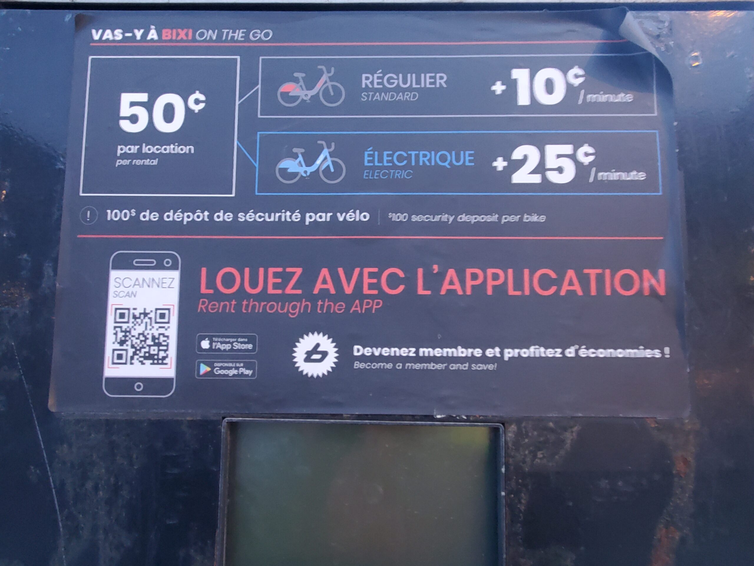 用法语显示共享单车的各种价格和条款的面板。右下方有二维码，右下方有红色的“Louez avec l’application”(随应用程序借阅)字样。