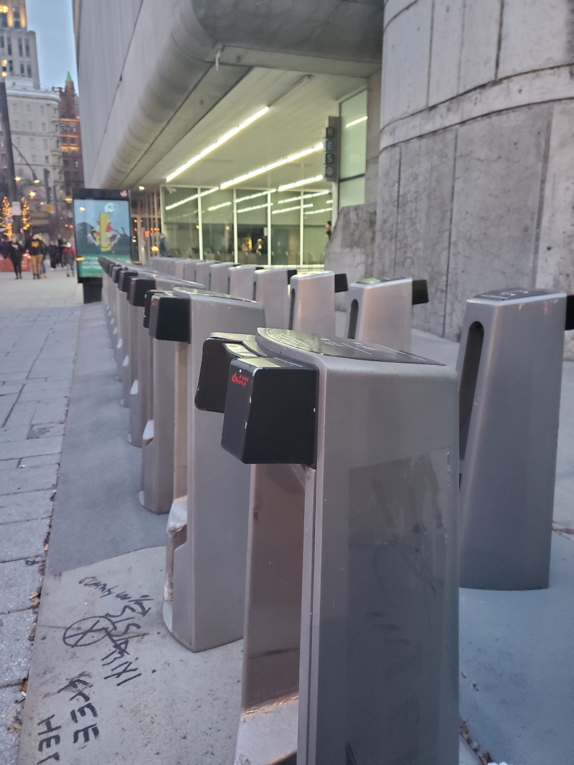 空的自行车泊位。