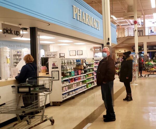 人们在下萨克维尔的大西洋超级药店的药房柜台前排队。