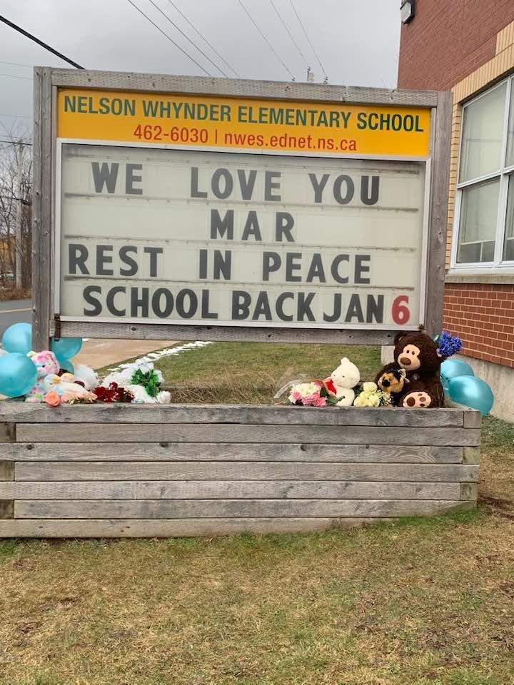 在北普雷斯顿他的纳尔逊·温德小学外，为李·马里恩·凯恩举行的纪念活动