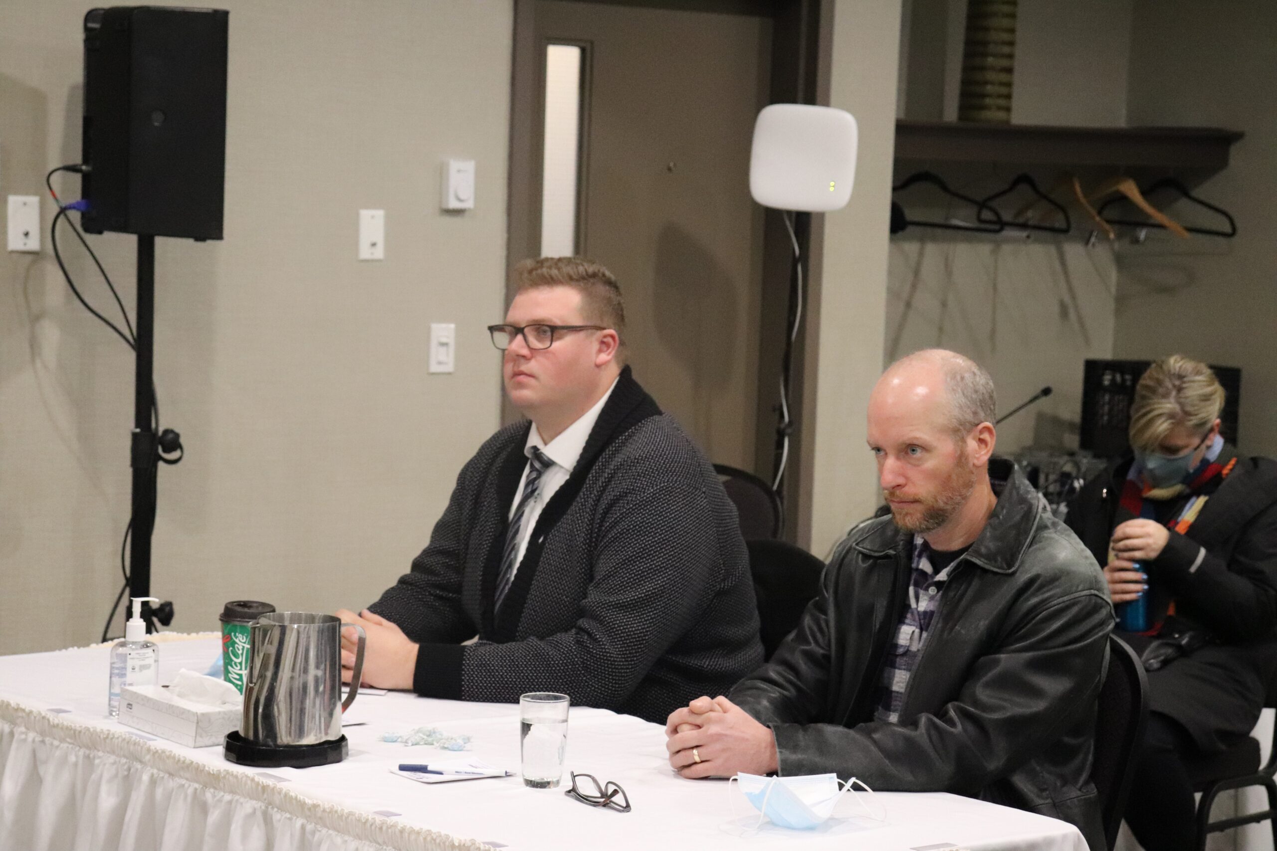 CST。斯科特·马丁（Scott Martin）和CST。杰森·迈斯纳（Jason Meisner）坐在白色桌子旁，双手折叠起来。