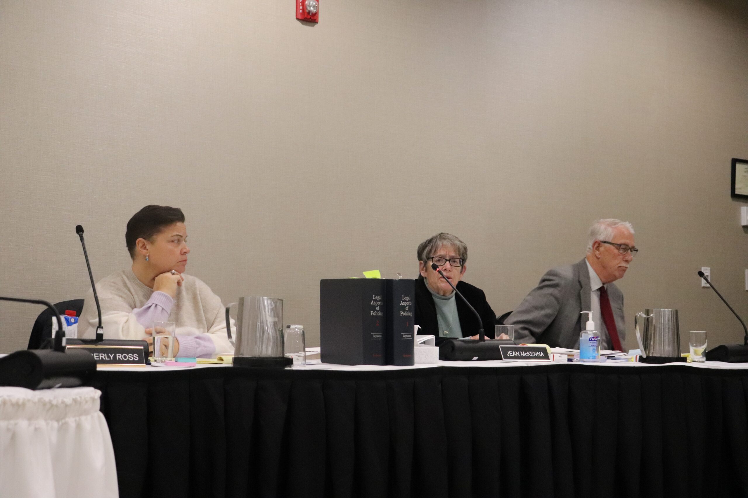 警察审查董事会小组成员贝弗利·罗斯（Beverly Ross）；让·麦肯纳（Jean McKenna）董事会主席；约翰·威斯罗（John Withrow）