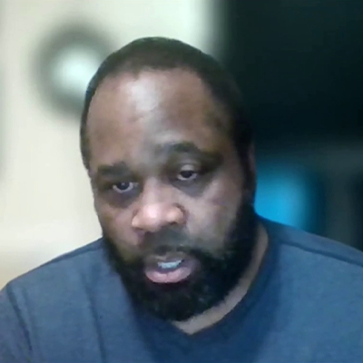 留着黑胡子的黑人在网络研讨会上发言