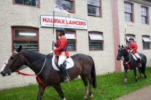 在哈利法克斯的孟加拉枪骑兵基地前，两个年轻女孩骑马的照片。