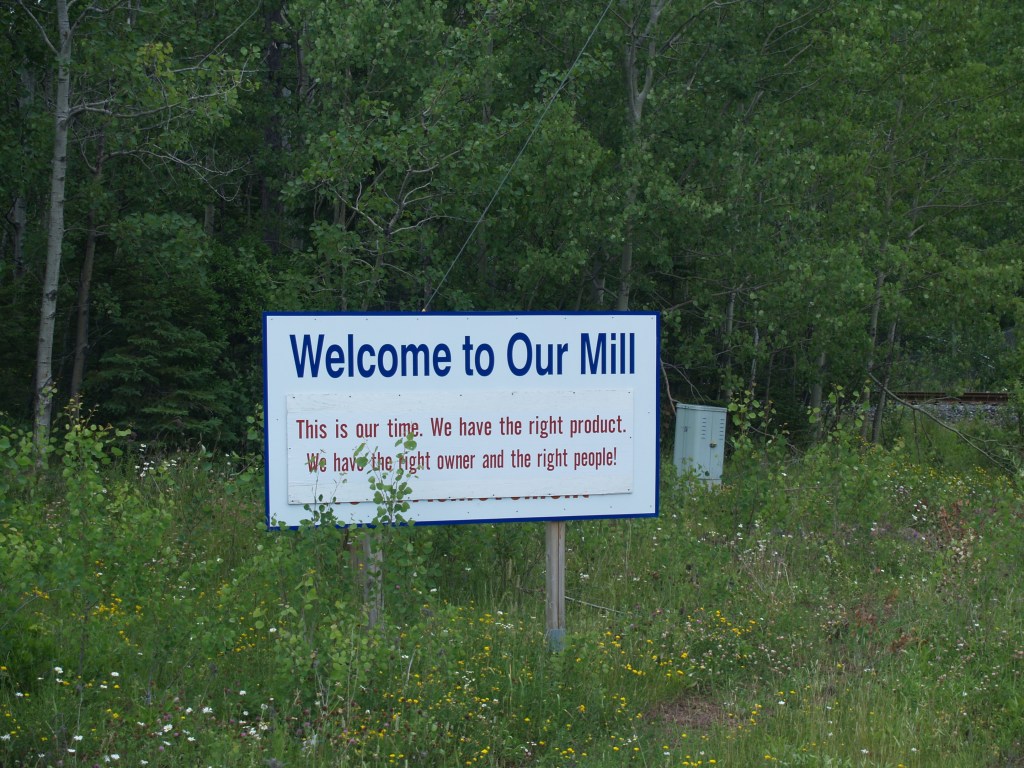 在阿伯克龙比角的北方纸浆厂入口处的一个标志上写着“欢迎来到我们的工厂”。这是我们的时代。我们有合适的产品。我们有合适的老板和合适的人。琼·巴克斯特摄