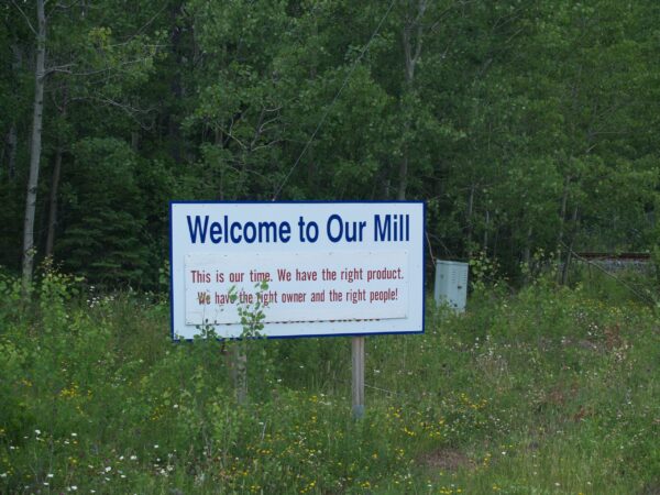 在阿伯克龙比角的北方纸浆厂入口的一个标志表示欢迎来到我们的工厂。照片琼·巴克斯特