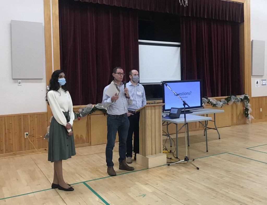 12月4日，Wentwork谷希金斯山风力发电场的支持者的三名代表在Wentworth娱乐中心的健身房回答了该项目的开放参观日的问题。他们是Elemental Energy的代表Dan Eaton(右)和Maryam Baksh(左)，中间是Stevens Energy的Paul Pynn