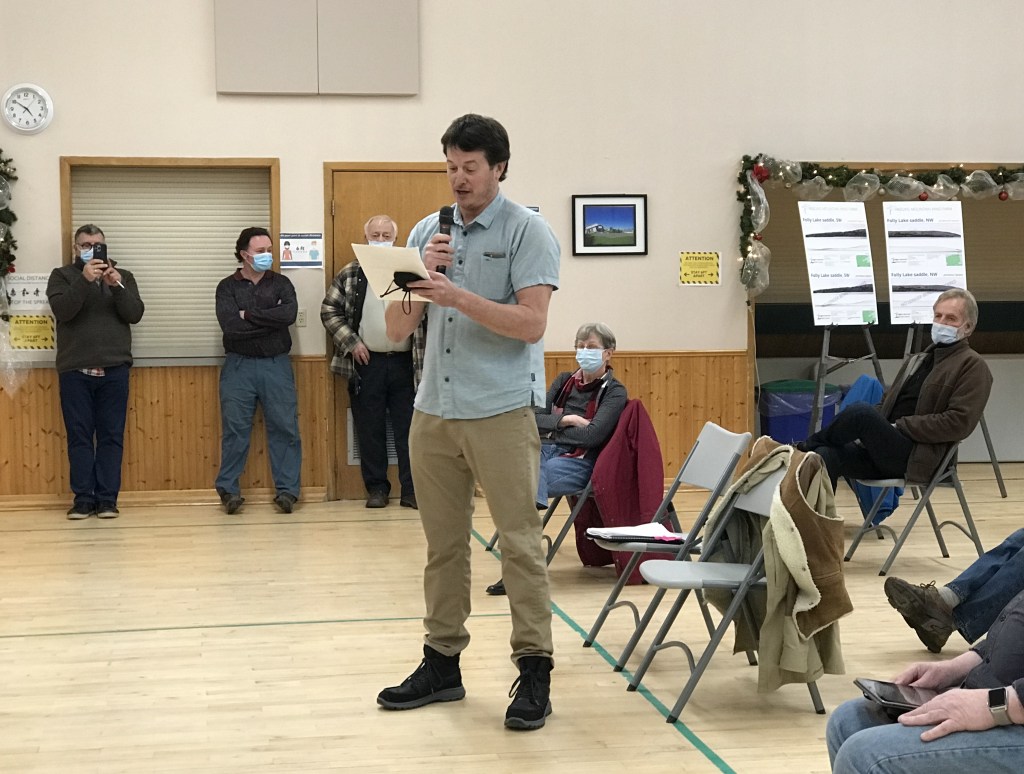 在2021年12月4日的项目开放日期间，保护温特沃斯谷组织的格雷戈·威尔逊在温特沃斯娱乐中心向希金斯山风电场的支持者发表了讲话。图片:Joan Baxter