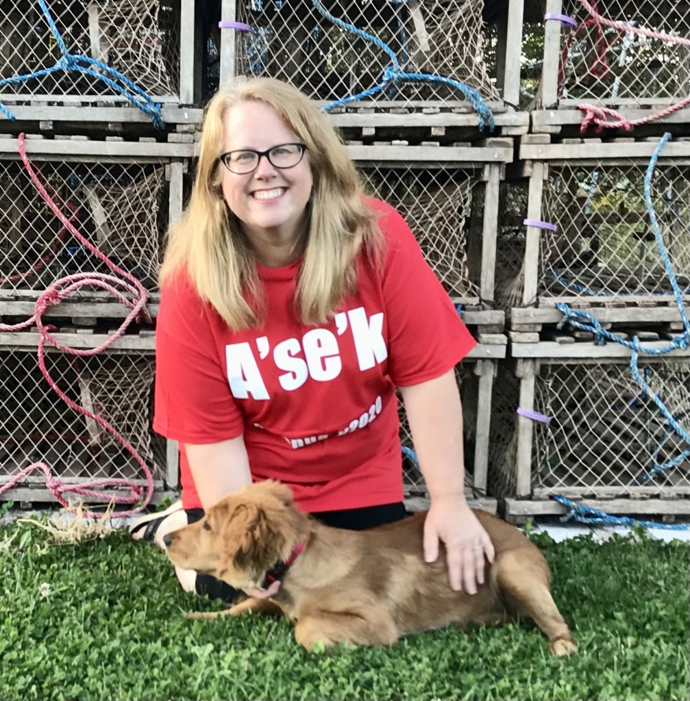 Jill Graham-Scanlan穿着A'se'k t恤，跪在龙虾陷阱前(已投稿)