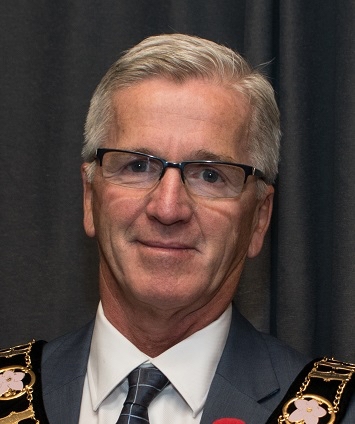 皮图市市长吉姆·瑞安是白人，留着灰色短发，戴着黑框眼镜，穿着灰色西装。在他的脖子上是一个装饰性的制服领子，以显示他的市长身份。