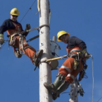 两个nspower的员工在高处工作