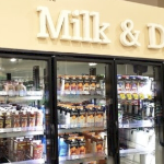 杂货店里装满牛奶和奶制品的冷藏箱