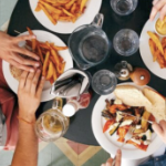 餐厅桌子上的汉堡和薯条