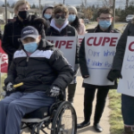 抗议者举着标语