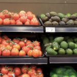 杂货店的货架上的西红柿和鳄梨