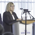 一个白色的金发女人在讲台上说话