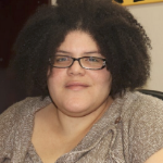 一个天然头发和深色框架眼镜的黑人妇女