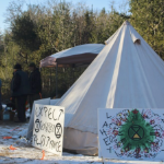 雪中​​的白色帆布帐篷