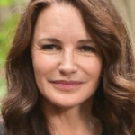 克里斯汀·戴维斯（Kristin Davis），一个有吸引力的中年白人妇女，黑发