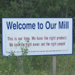 道路侧面的标志上写着“欢迎来到我们的磨坊”