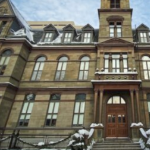 在明亮的冬日，市政厅的前台阶