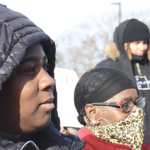 凯拉·波登和一名支持者坐在冬日的阳光下