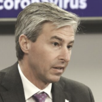 蒂姆·休斯顿总理在新冠疫情通报会上讲话