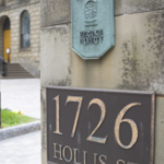 省府外霍利斯街1726号的牌匾