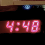 数字闹钟上的红色数字显示的是4:48