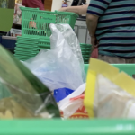 一个装着食品杂货的绿色购物篮