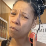 安吉拉·鲍登(Angela Bowden)，一个黑色辫子扎成松松的发髻的黑人妇女