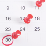 一本日历，上面有红色的图钉