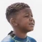 李-马里昂“Mar Mar”Cain，一个穿着冲浪潜水服的黑人小男孩