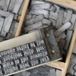 一种有金属可移动字体隔层的排字机箱