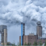 烟囱喷出灰色的烟雾和蒸汽