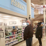 人们在药店排队