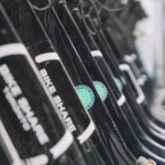 一排出租自行车的特写