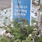 新冠病毒检测中心的标志，前面有一个花环