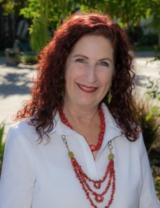 佩吉·香农博士在她的肖像中穿着白衬衫和红项链